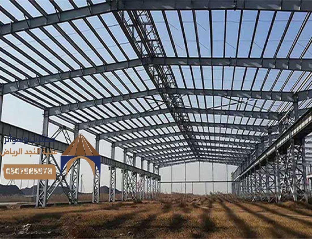 تصميم هناجر للمصانع مع مساحة تخزين واسعة لاحتياجات الإنتاج والتصنيع.