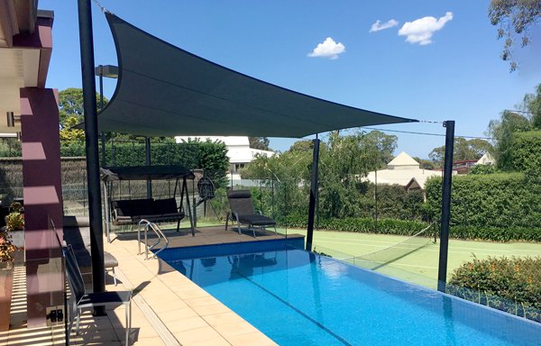 مظلات مسابح حديثة في حي النسيم